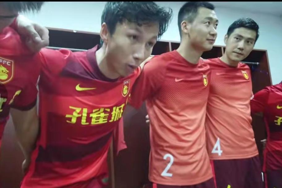 32岁国脚转会,国足中场后腰徐新