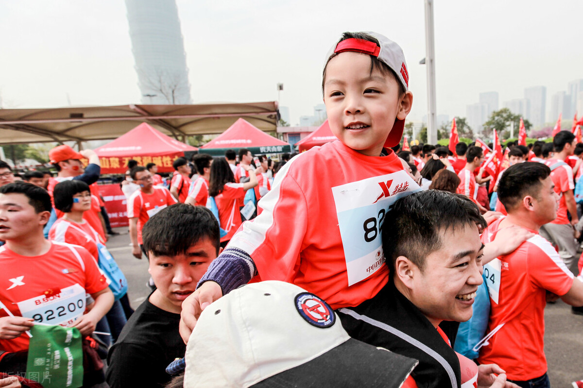小孩一闹脾气就往后倒磕头,孩子闹脾气独自跑上街