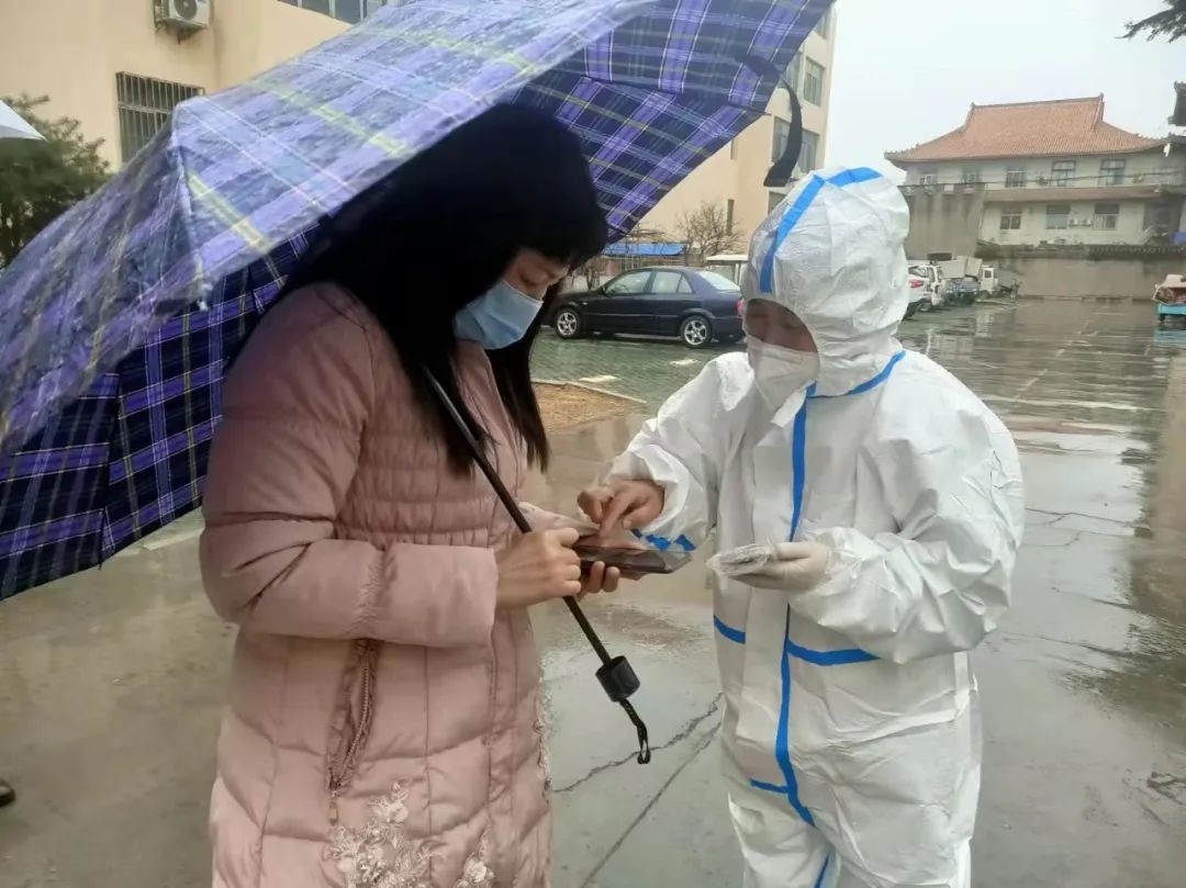 抗击疫情他们步履不息,抗击疫情他们义无反顾