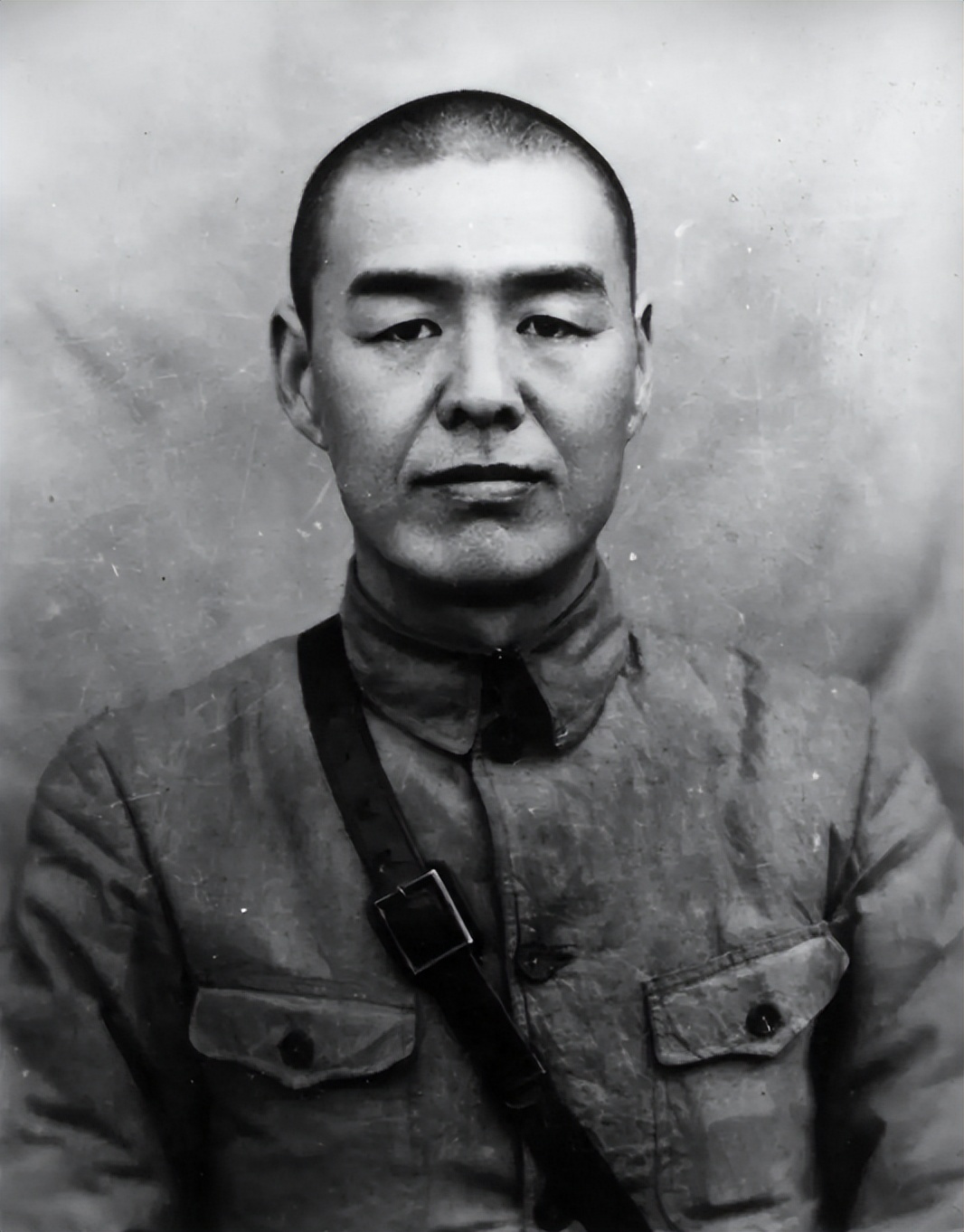 邓宝珊与彭德怀有“两战之结”，毛主席一语化解：打是亲，骂是爱