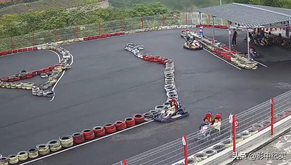 十岁的男孩开卡丁车追尾,10岁男孩玩卡丁车拦腰截瘫