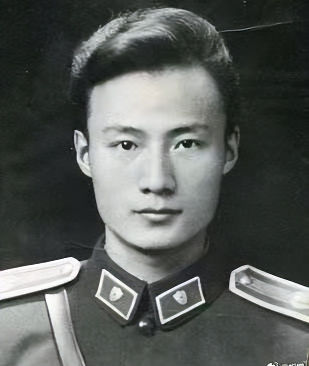 胡军的父亲当过兵,胡军有几个妻子