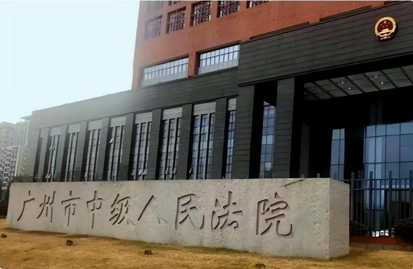 2014年，54岁老汉跳楼却砸死路人，警方调查发现其为17年前在逃犯