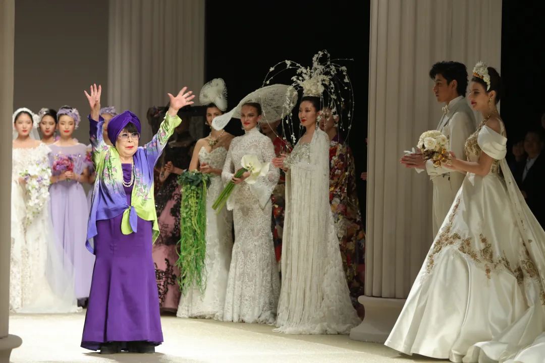 亚洲婚纱女王杀进内娱，女星们集体坐不住了