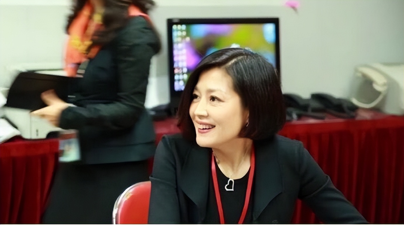 李咏妻子哈文家庭背景显赫,李咏去世后他的妻子哈文怎么样了