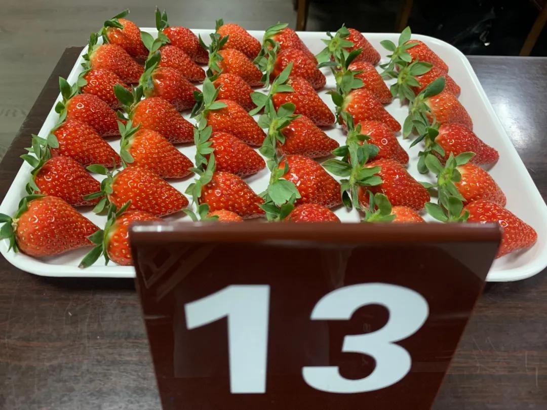 甜甜的草莓很好吃,好吃的草莓酸酸甜甜
