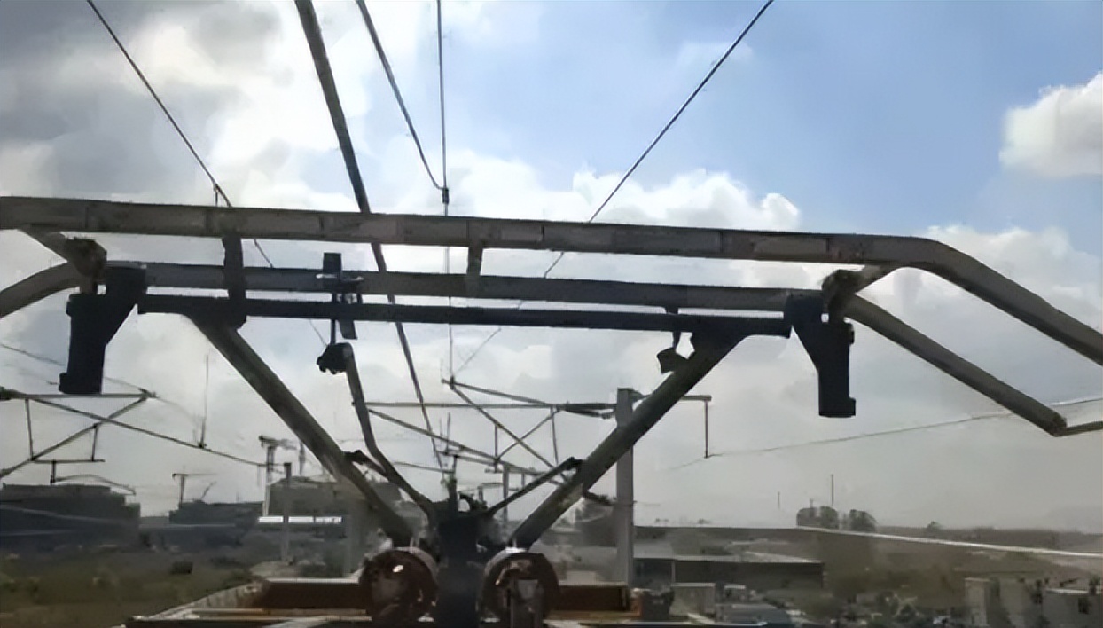 350时速高铁如何一直供电,高铁高速运行时是如何实现供电的