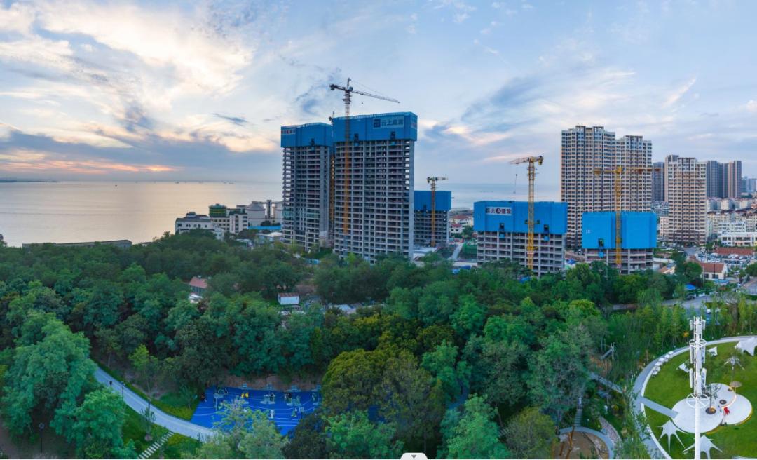 270°观海的环幕飘窗前，市南进入了海景房的新时代