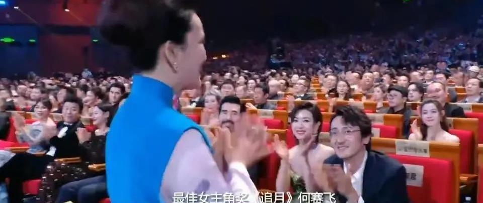 何赛飞获奖后与梁朝伟握手视频,梁朝伟何赛飞金鸡奖