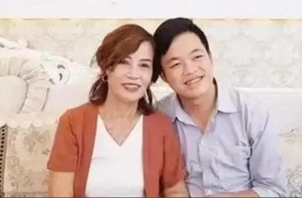 越南62岁老妇嫁给27岁小伙，还为他多次整容，如今却肿得不能看