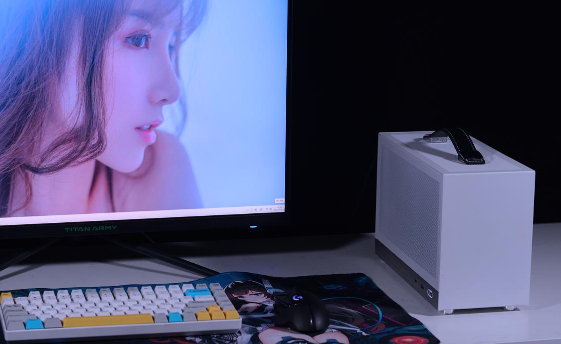 比两三万笔记本电脑还好的itx主机,5000元itx主机加便携显示器