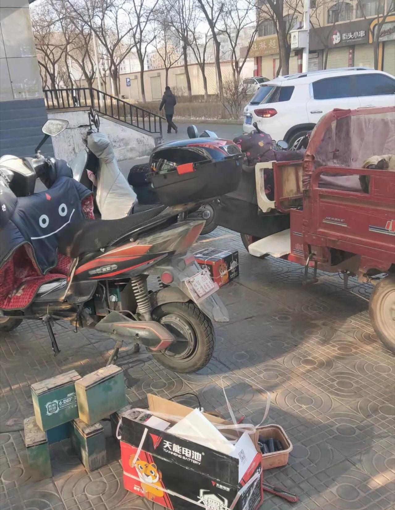 电动车锂电还是铅酸电池性价比高,电动车电池是铅酸还是锂电石墨烯