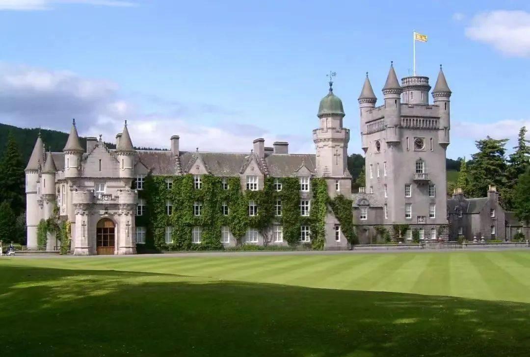 查尔斯苦等70年登基，而其母王的方方面面似乎更令人回味