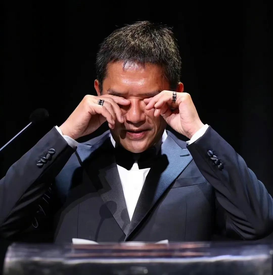 刘嘉玲与梁朝伟恩爱合照穿小香风,刘嘉玲梁朝伟红毯动图