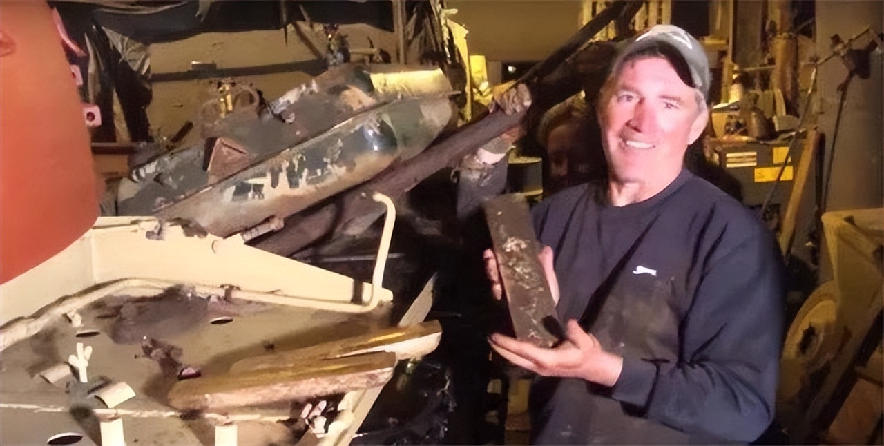 外国小伙买坦克在油箱里发现金条,英国男子买坦克发现金条