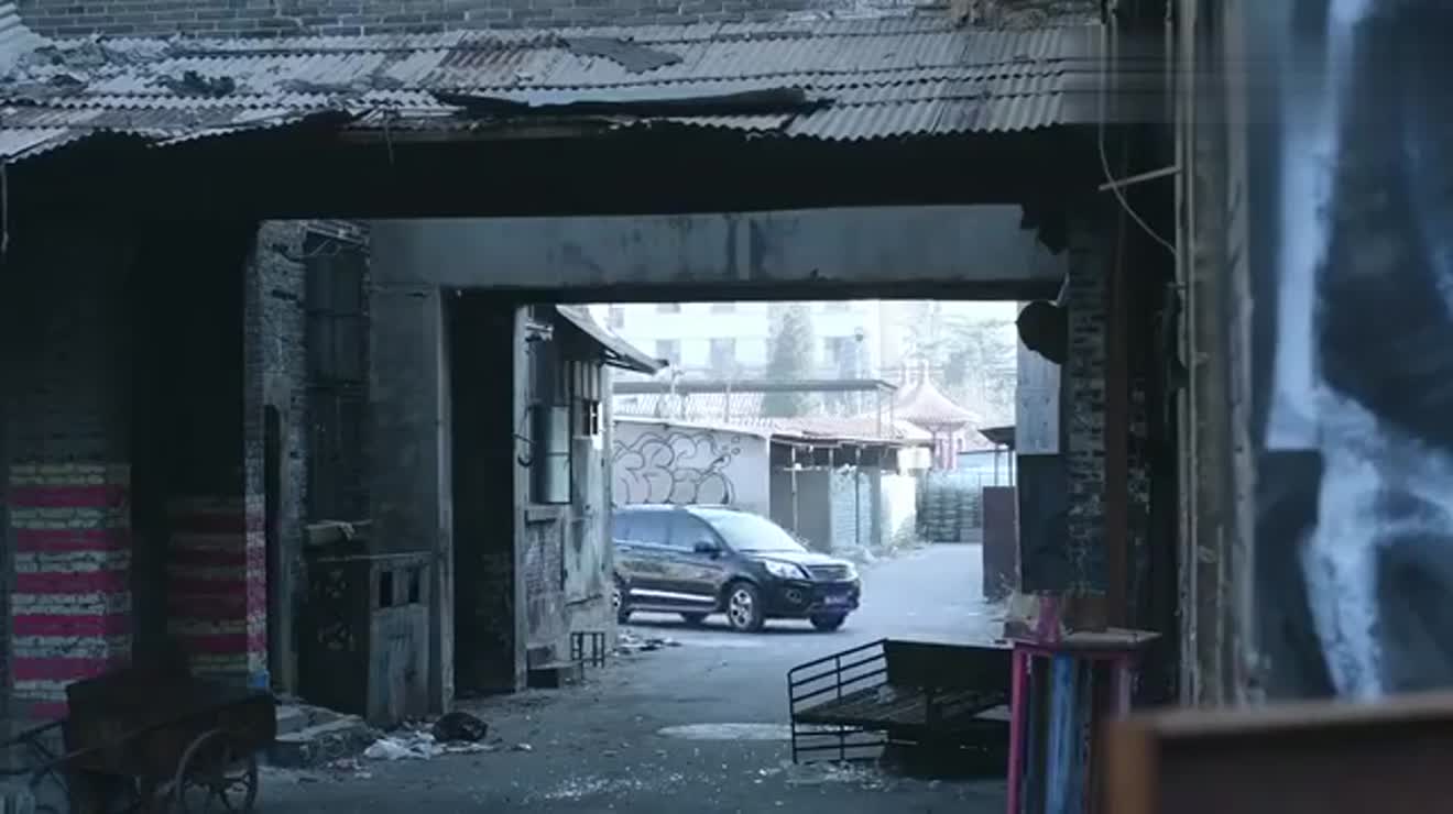 13年,北京军官自封少将,娶俩老婆敛财380万,因一照片暴露身份