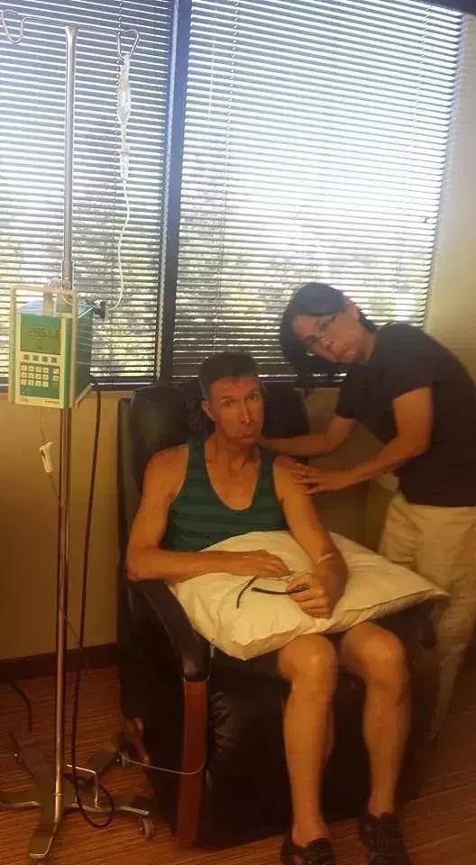 把随手丢弃的购物小票变成孩子们最珍贵的礼物，小镇因他而感动