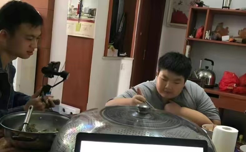 江西一男孩14岁达到300斤,10岁男孩一顿吃三碗体重飙到130斤