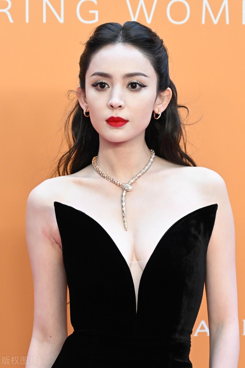 古力娜扎穿紧身牛仔背带裤,网红古力娜扎牛仔裤