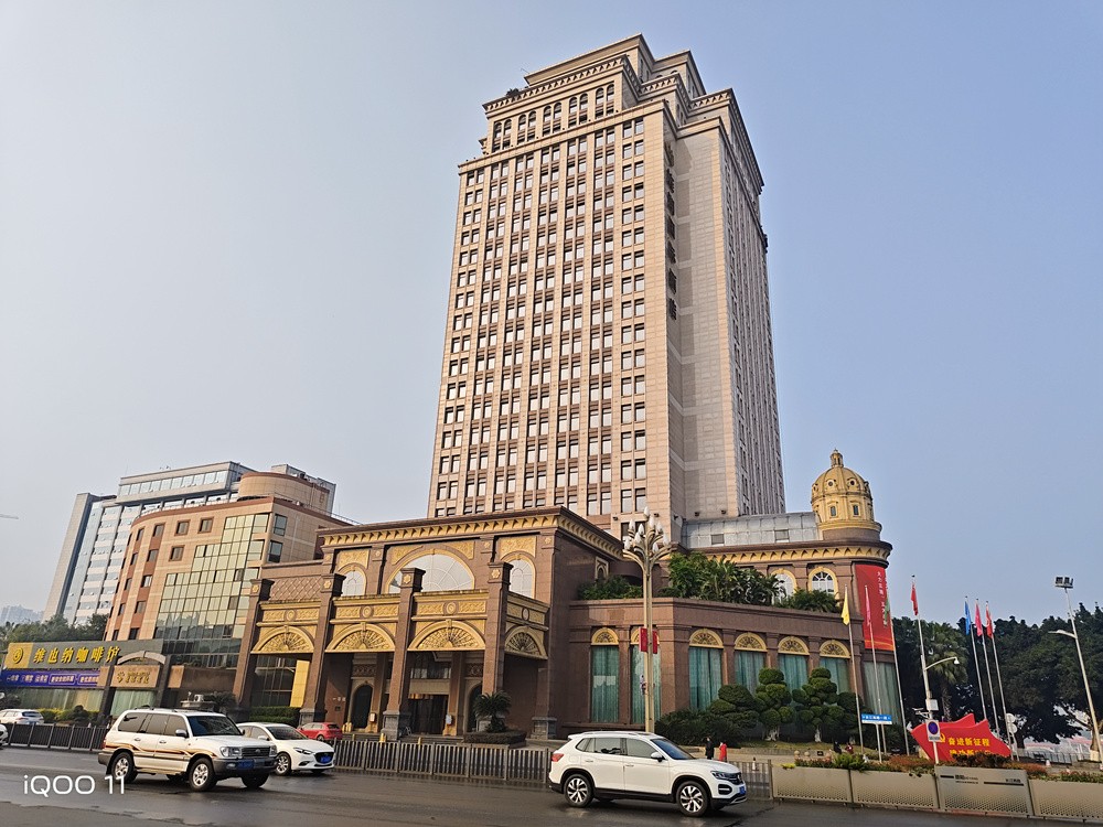 iqoo11骁龙8+2是超频版吗,iqoo11骁龙是不是满血版