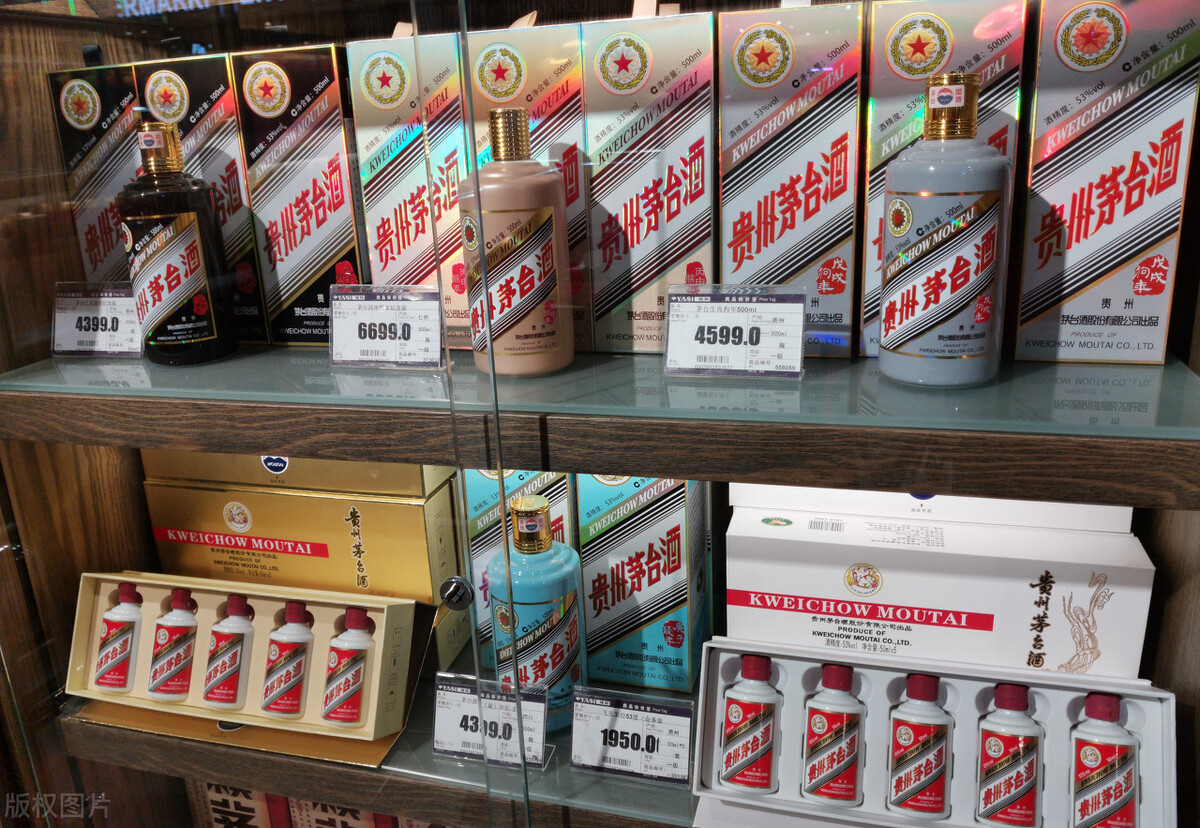 女子腿绑14瓶茅台入境,女子携带14瓶茅台