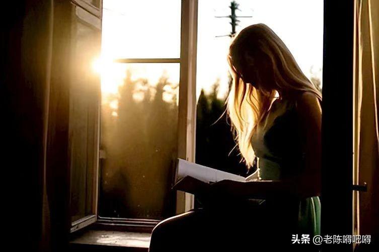 男子在公共场所裸露*体下**,强行让邻桌女性观看,三名女性被吓跑