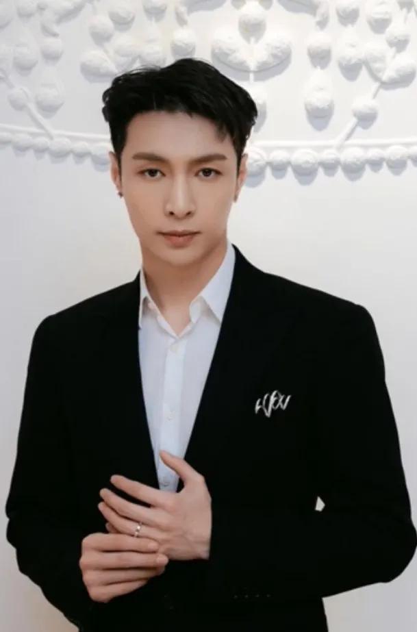 尚美巴黎张艺兴白色西装,张艺兴是尚美巴黎全球代言人吗