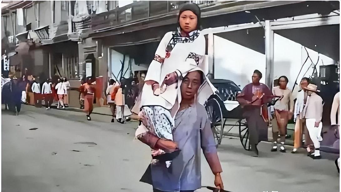 21张真实又罕见的老照片，阴毛假发工作者，我怀疑他用错地方了