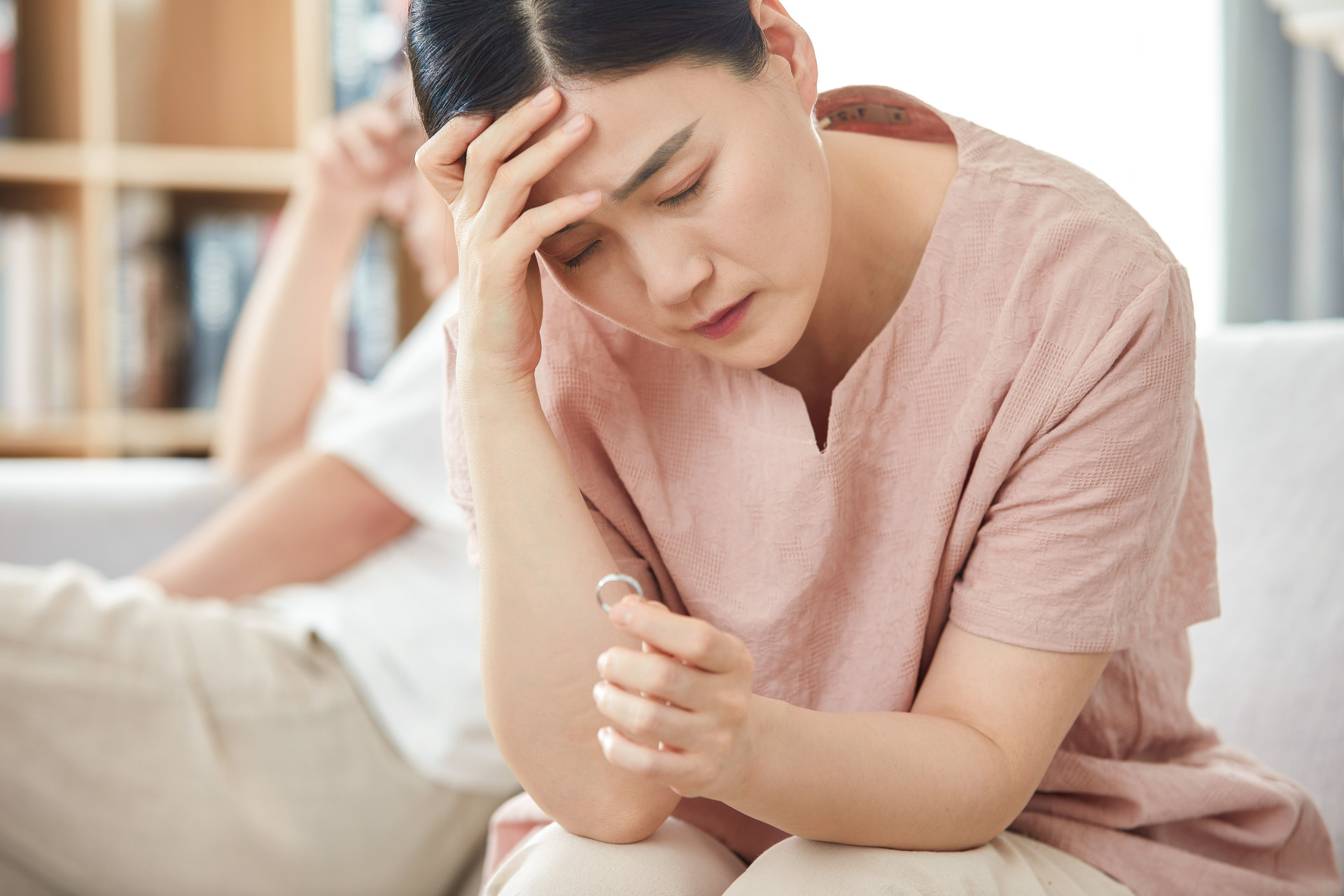 夫妻两个人沟通不了怎么办,夫妻两个人相对无言怎么办