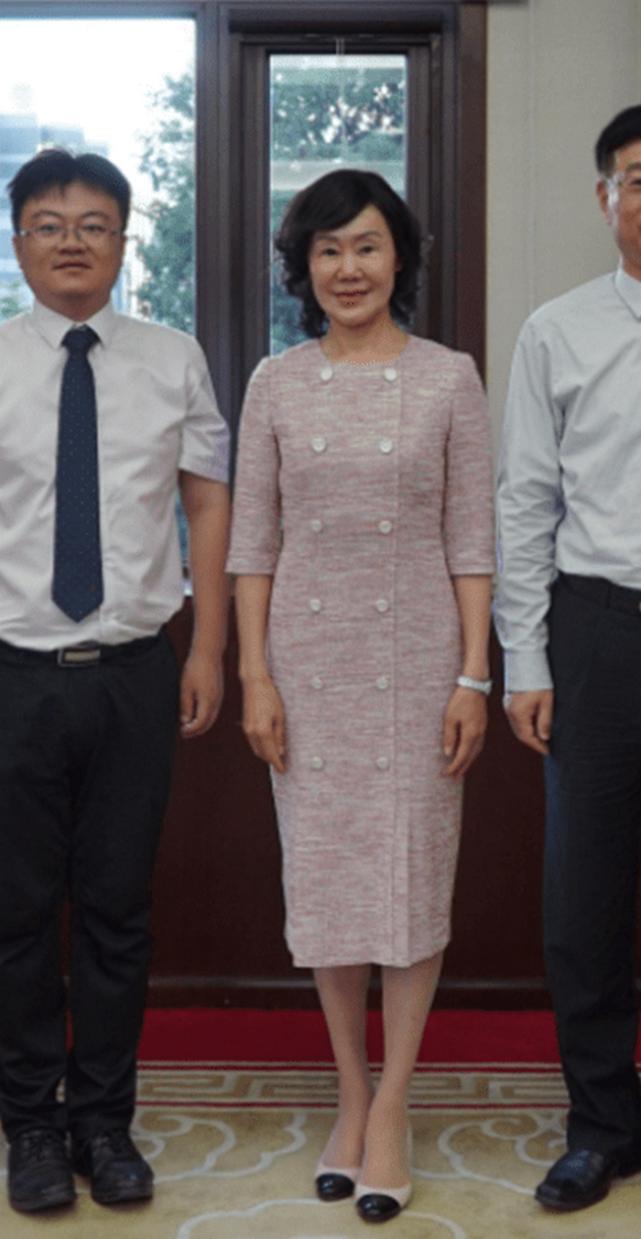 女副校长沉迷美容被开除,女校长拿公款整容