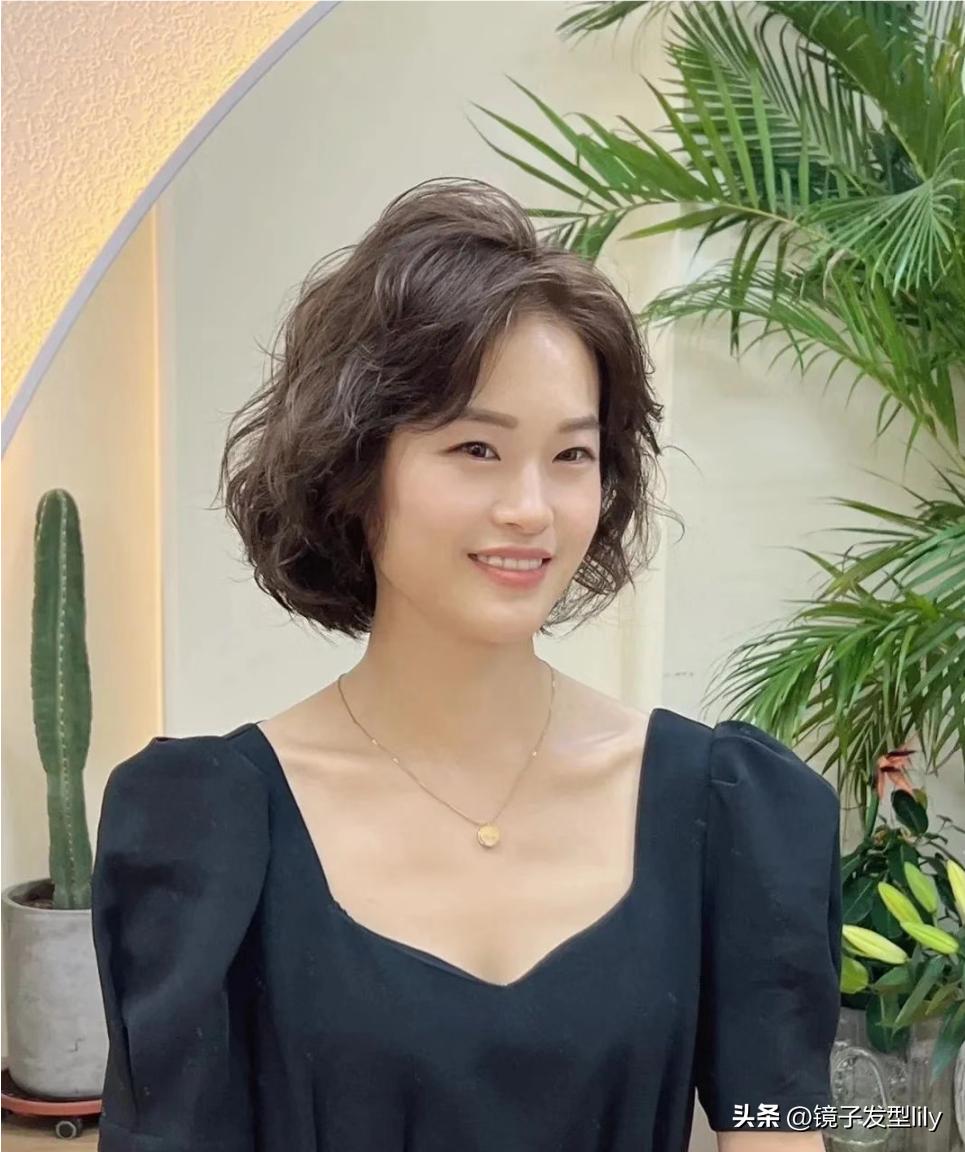 斜分发型中长发女,今年流行的女发造型