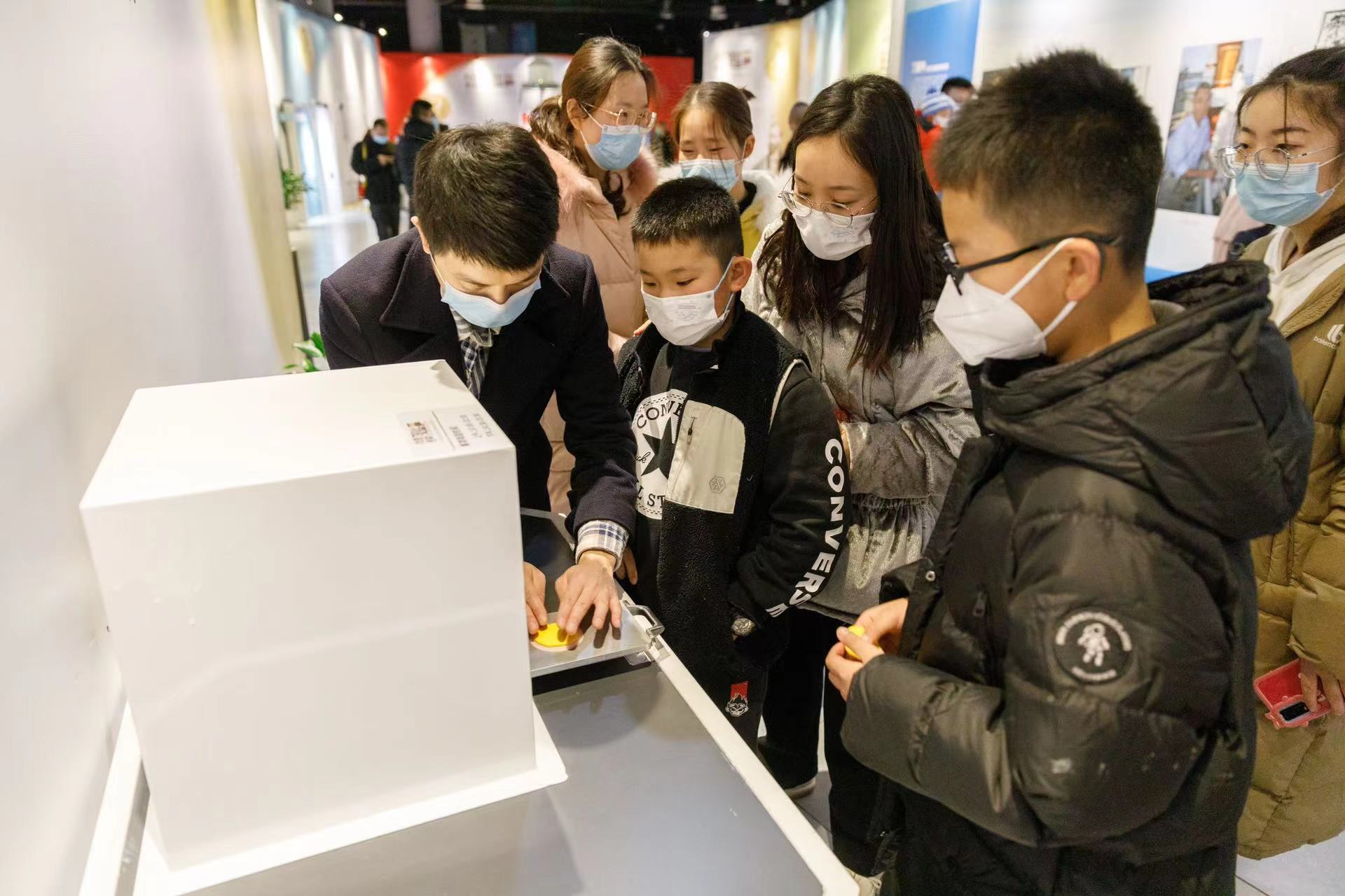 欢度兔年春节重庆科技馆里乐享年味“科普大餐”