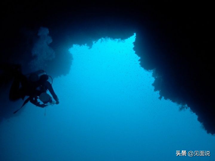 蓝洞潜水全过程,潜水员第一视角海底宝藏