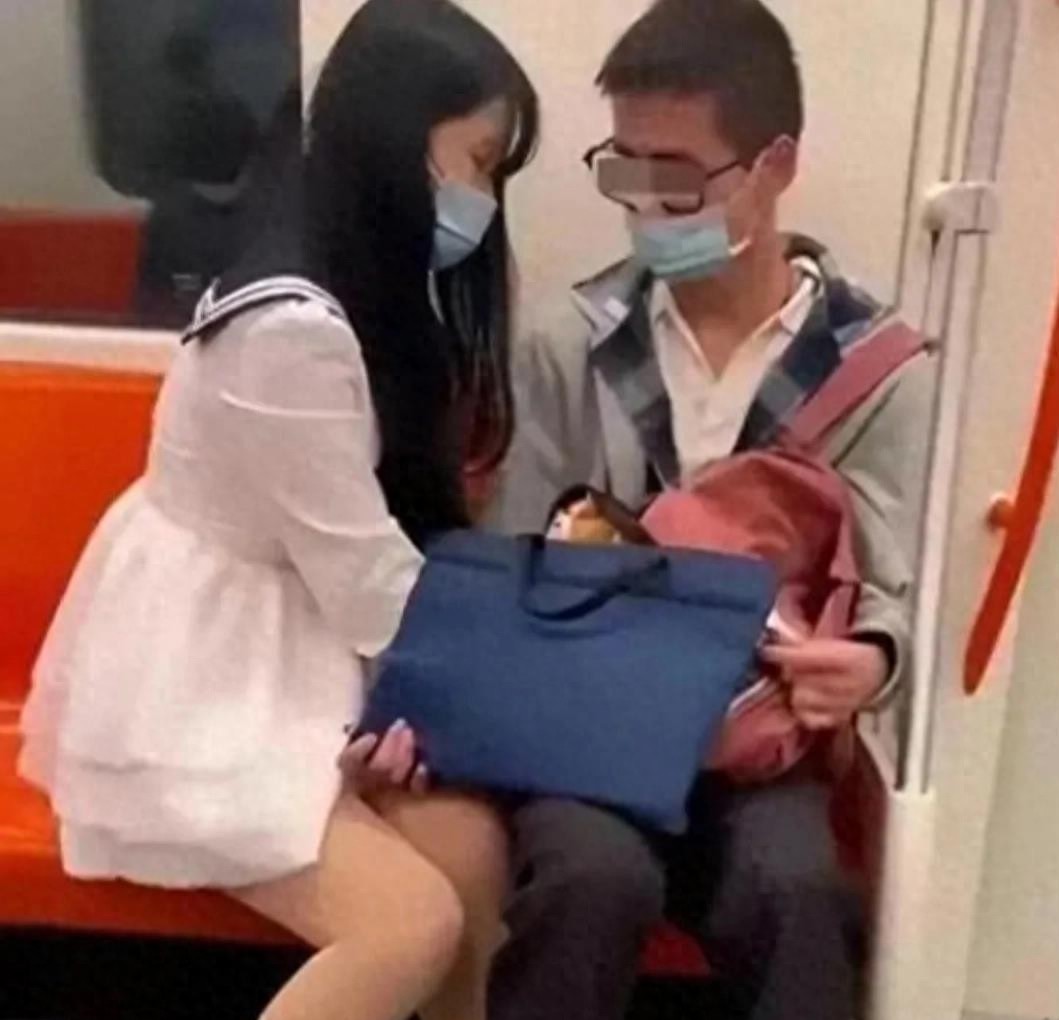 上海地铁情侣5月不雅行为遭谴责,上海地铁情侣不雅行为遭谴责