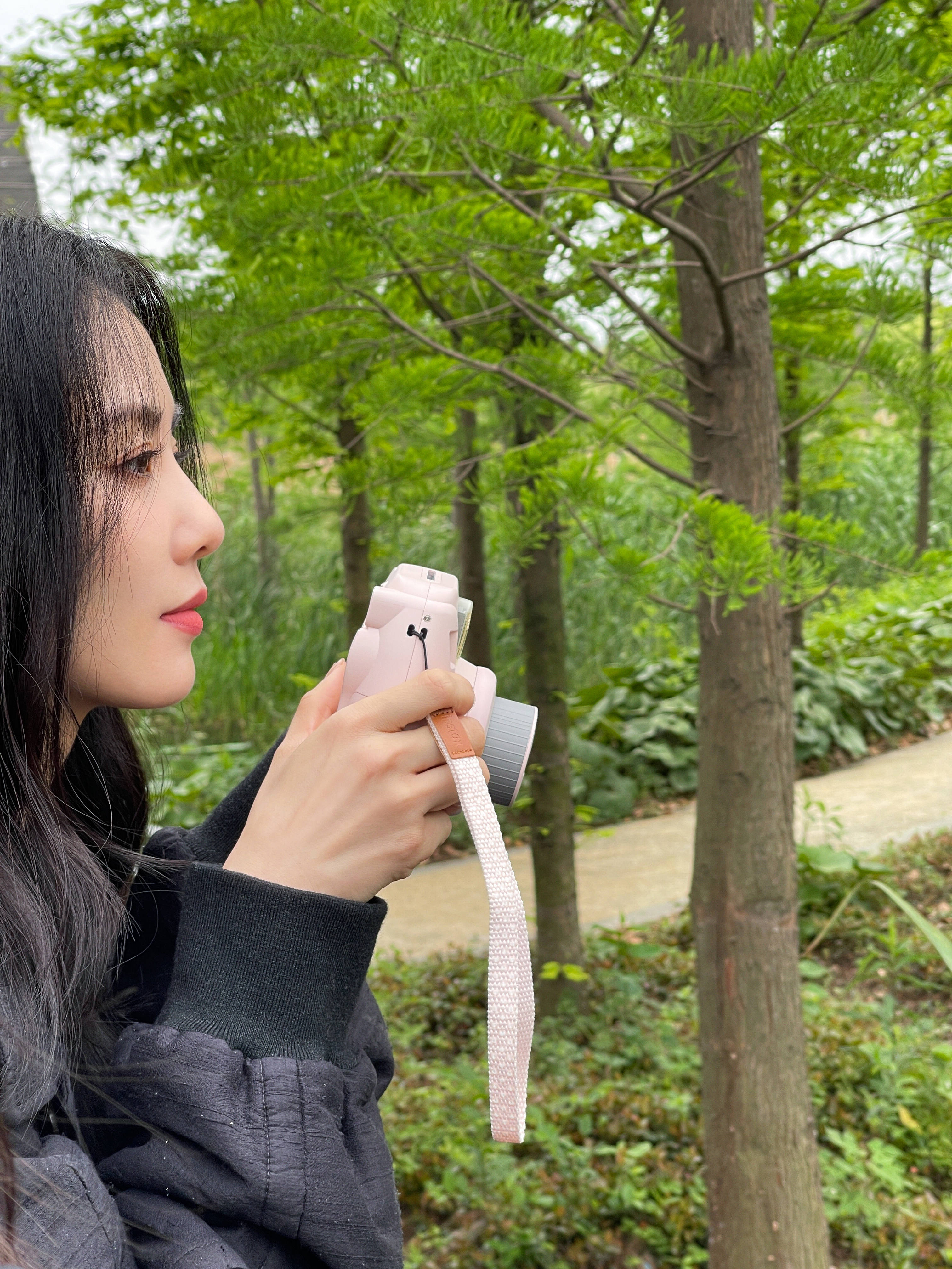 刘诗诗出席活动休闲运动穿搭,刘诗诗一袭粉裙优雅精致