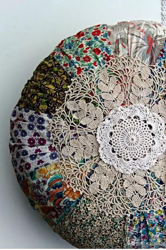 钩好的几片蕾丝缝到布艺抱枕和包包上，身价立马倍升