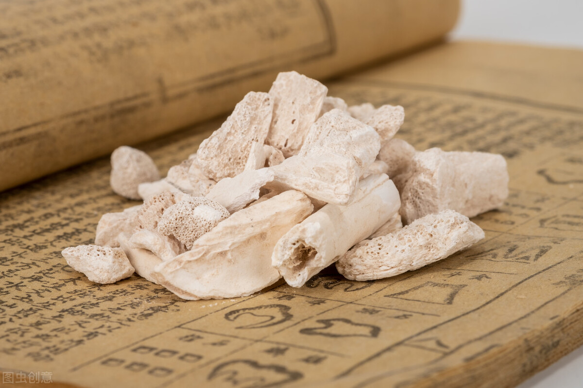 遗精四年，源起相火过旺，肾气亏虚，欲止遗，先止心