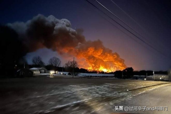 美国四次装危险品火车脱轨汇总,美国一火车脱轨危险化学品泄漏