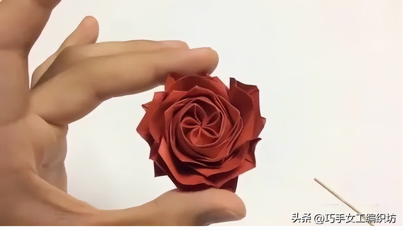 一张纸就能叠着的玫瑰,一张纸能折的红玫瑰花