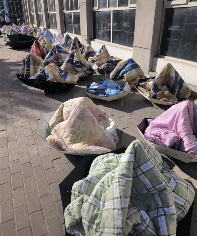 后面那个人咋了?忘记带脑袋了?,那些让人笑到肚子疼的搞笑图片