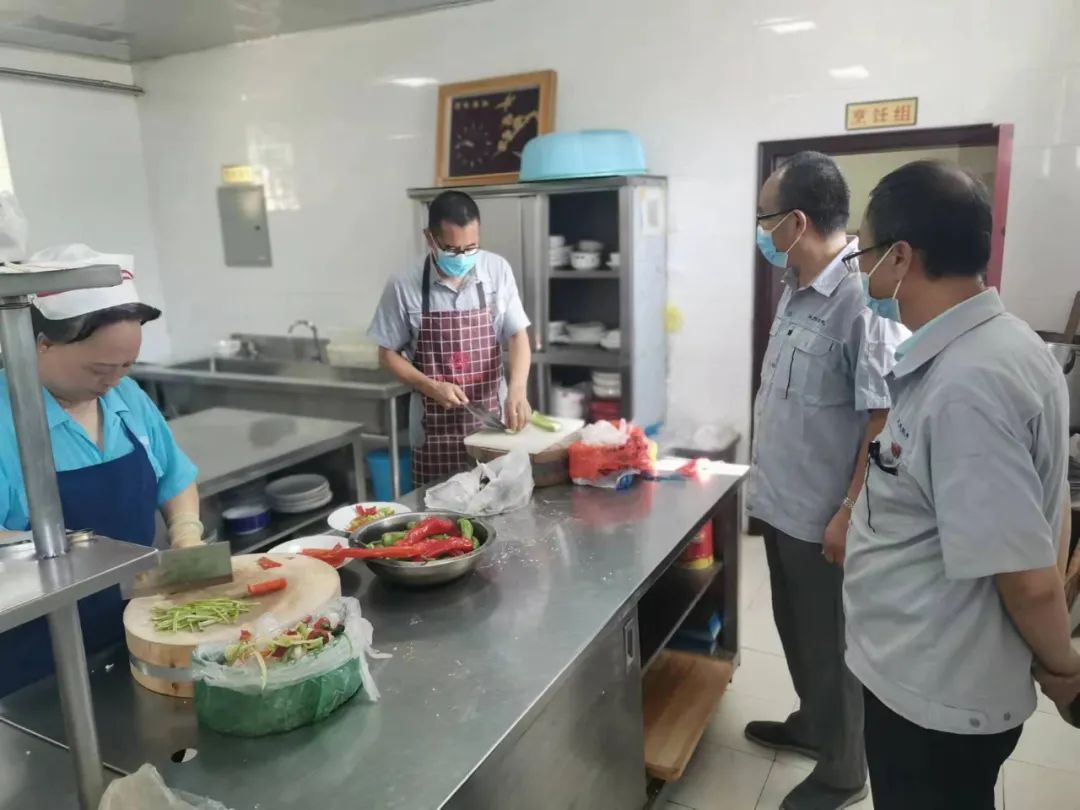 甘肃电气集团兰电物业公司*党**员干部下沉一线勇担当