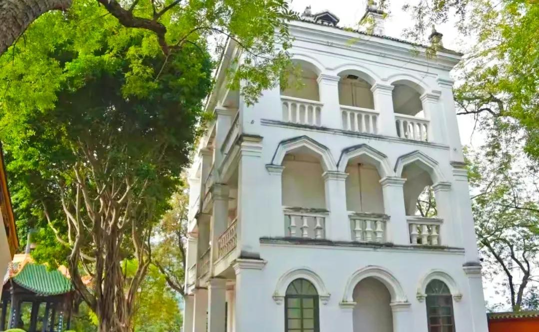 朝辞白帝彩云间中的白帝城指,早发白帝城和朝辞白帝彩云间