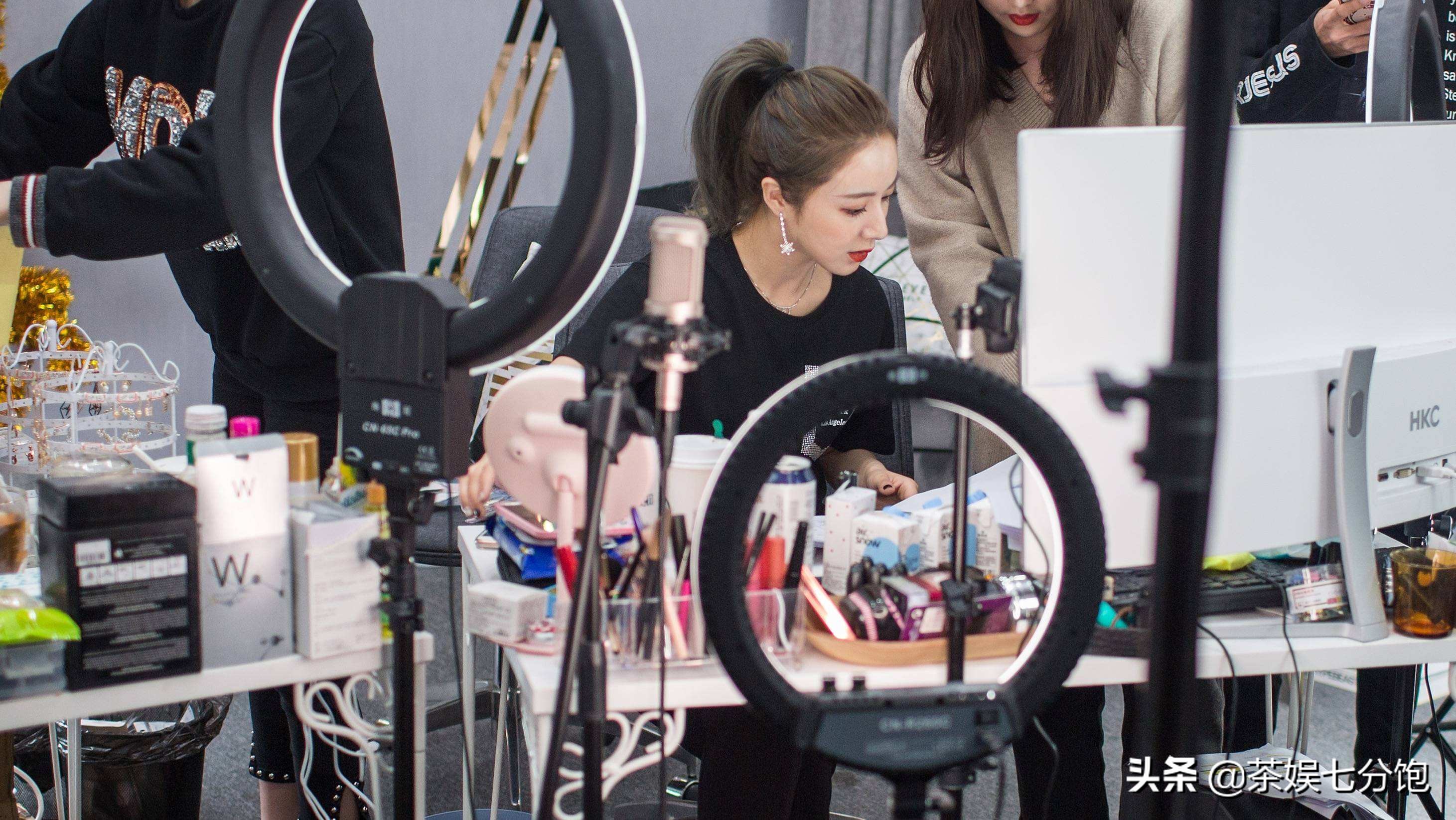 从服装店导购到偷*税漏**被罚13亿，“直播一姐”薇娅如何走向深渊的