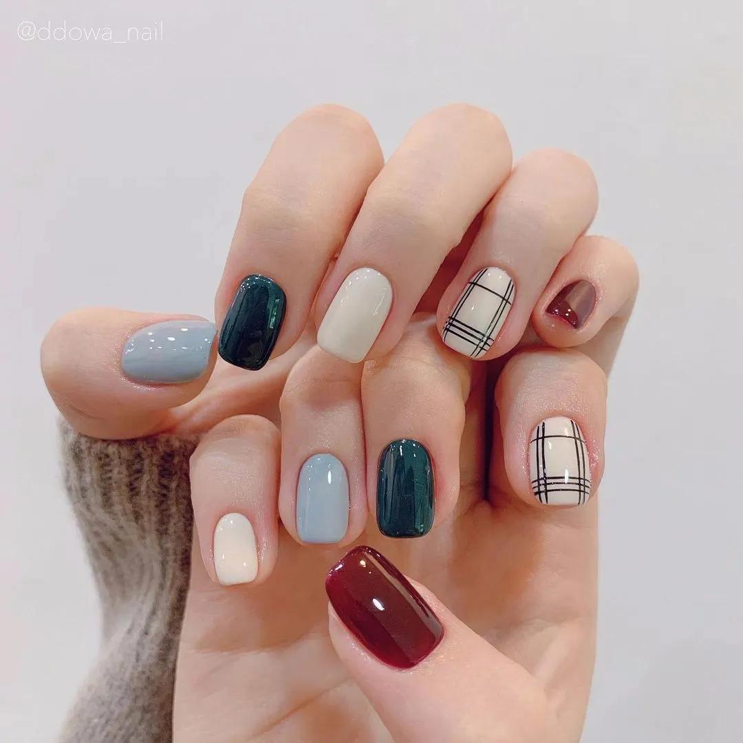 豆沙色美甲显手白吗,雾霾蓝跳色美甲图片显手白