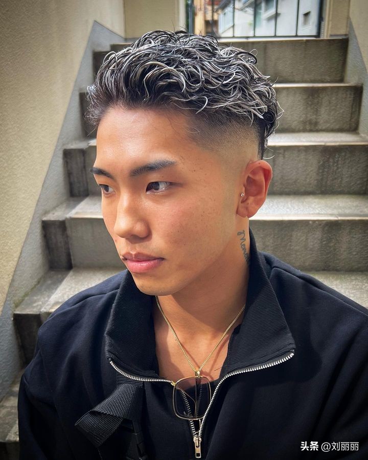 发型2018流行男士发型板寸头,炎热的夏季寸头