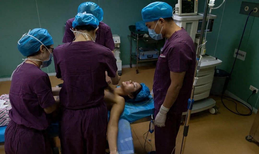 一位女明星隆胸5次,女演员隆胸