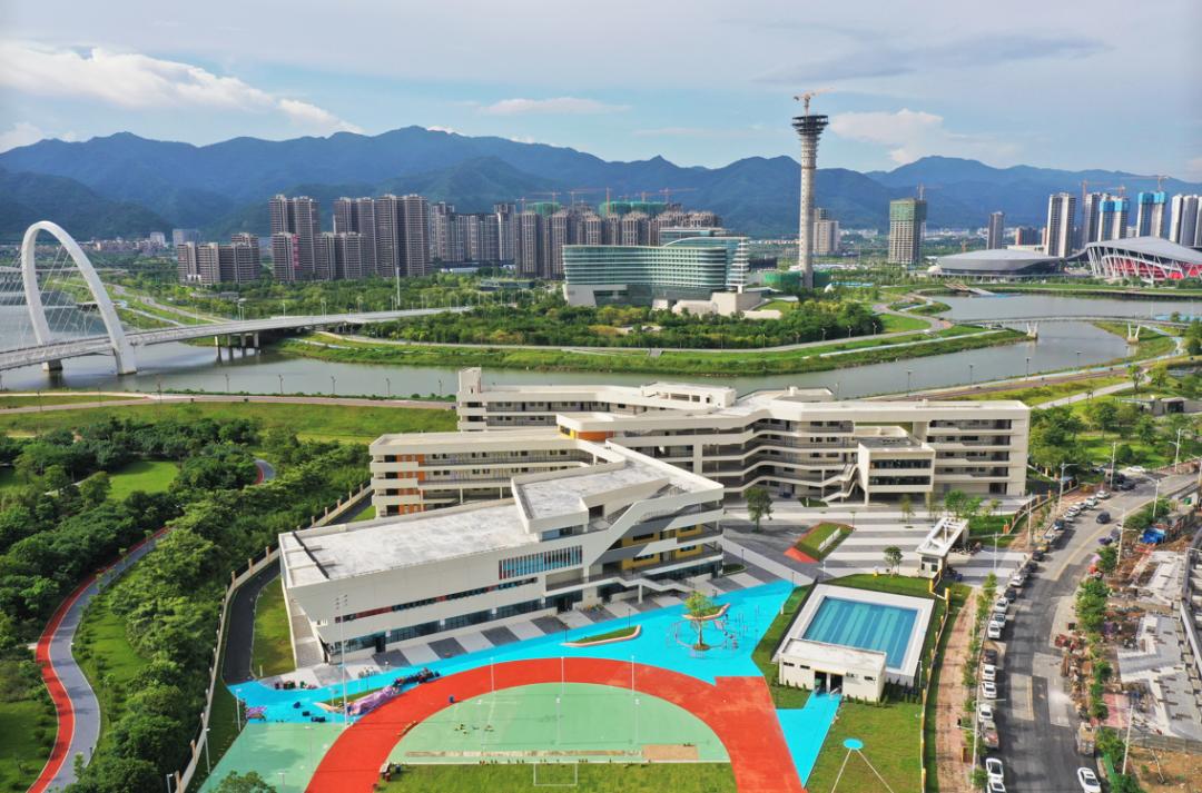 肇庆新区华侨城小学抢先看,肇庆华侨城纯水岸小学