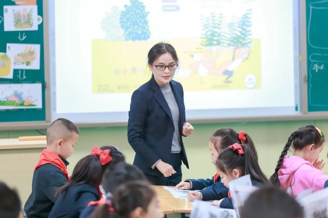 四川天府实验小学,三尺讲台绽芳华共成长