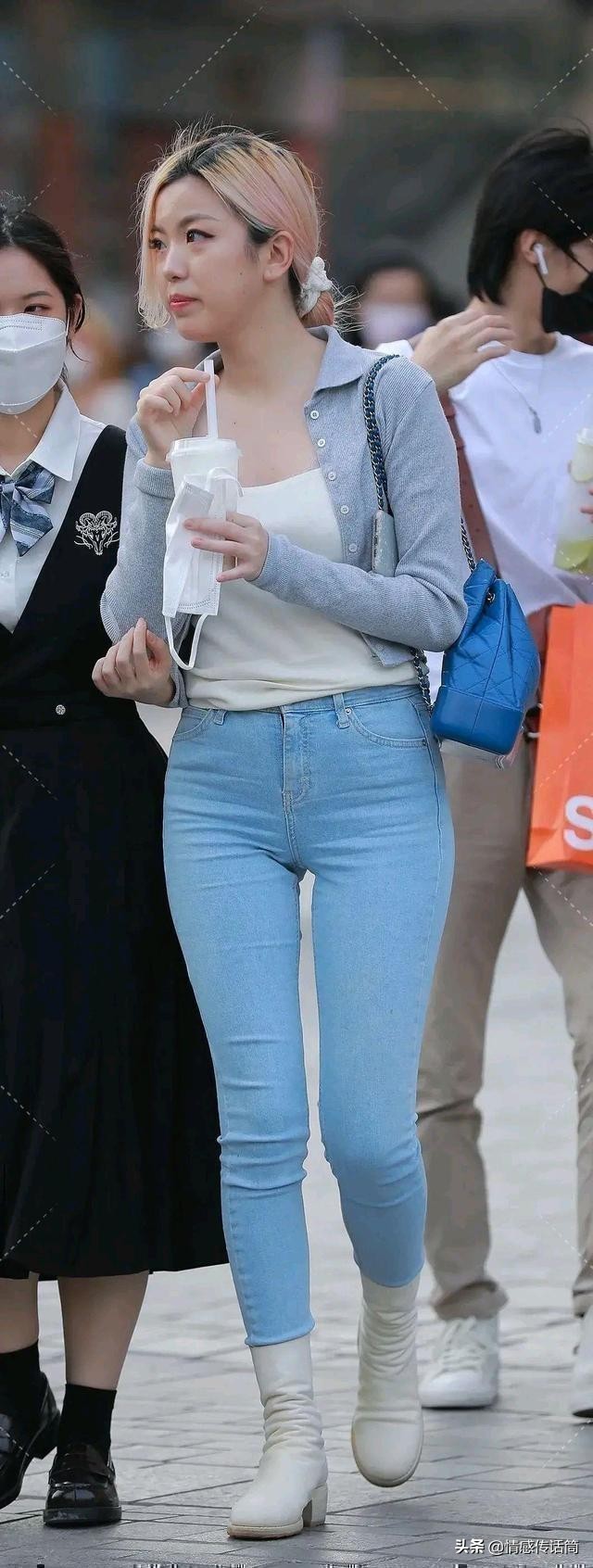 牛仔裤上身效果非常好显气质,穿出高级感穿搭米白色裤腿裤