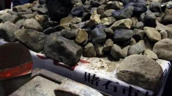 和田玉行情和翡翠行情比对,和田玉与翡翠升值潜力